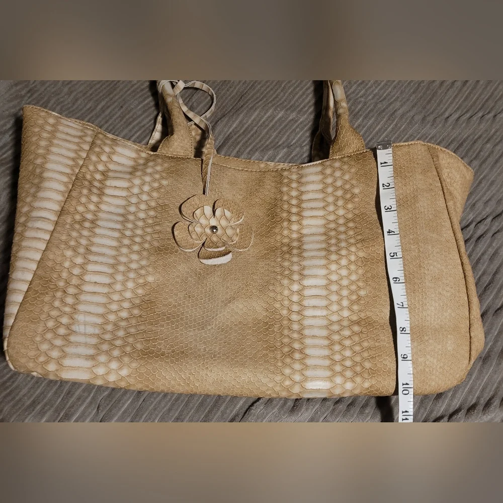 Penelope Ann Seeet City Tan Faux Snake Skin Textured Tote - Picture 11 of 12